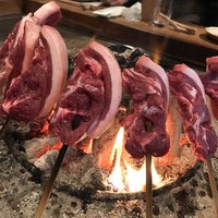 柳家 - 目の前の炉で豪快にジビエを焼き上げていく。