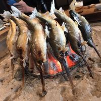 柳家 - すべてお店の方がつきっきりで焼き上げてくれます。
