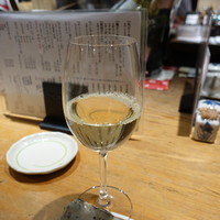 本等鮨 海馬 本店 - 白ワイン(700円)