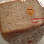 Hanna - 胚芽食パン。３枚入り。１２５円。
