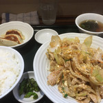 南京路 - ♪肉玉定食 ￥700　餃子ハーフ￥150