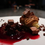 ete - ゴルゴンゾーラアイスのモンブラン ガナッシュとアメリカンチェリーソースアップ