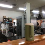 Kare Yaitou - 厨房は大きく多くのスタッフが居ても余裕。
      
      清潔でちゃんとしてる。
      
      客席もカウンター、テーブルと席数も多い。
      
      お客さんもほぼ満員。
      
      人気はあるんですよ。人気わーーーー
      
      
      