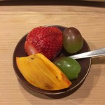 うを徳 - 水菓子（苺 + 柿 + 葡萄）