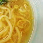 会心のラーメン 捲り家 - 豚骨感は少し弱め。おとなしいバランス。