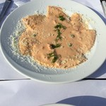 チーズとサーモンのラビオリ