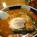 支那麺 はしご - 坦々麺（だんだんめん）大辛。真っ赤に染まったスープが美味です！！