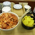 鉄飯 - キムチと沢庵が取り放題なのがうれしいです♪