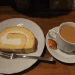 できたてのロールケーキ - ロールケーキとコーヒー