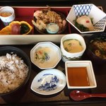 Kagonoya - ご飯は雑穀米と白米が選べます。刺身やかき揚げが付いてボリューム満点。