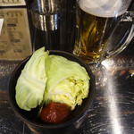 居酒屋 呑み処楽生 - 辛味噌キャベツとアサヒ生ビール。