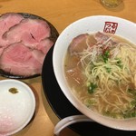 らーめん 鶴武者 - トリュフ香る窯出しチャーシュー麺