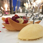キュイジーヌ エスト - フロマージュタルトのフルーツ飾りバニラクリーム添え