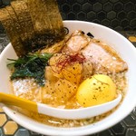 パパパパパイン - 海老塩ラーメンいっぱいん　１０５０円(税込)　+２５０円で特製にすると、チャーシュー１枚→２枚、甘い味玉、海苔が何枚か増量、缶詰のパイナップル果実も増量。他細かく刻んだ葱や糸唐辛子、ほうれん草など。