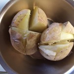 Imahamadananonaidagashiya - 「じゃがバター」上から。50年程前に学校給食で使用されていたような、金色の「しゅう酸 アルマイトボール」に盛られている。