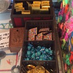 Imahamadananonaidagashiya - 『今はまだ、名のない駄菓子屋』店舗内観「駄菓子屋コーナー」その5。おいしい !! はずれなし「FUKUSUKE GOLD CHOCOLATE」「各種 10円チョコレート」