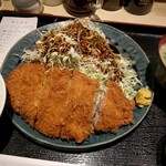 にし邑 - カツのお皿こんな感じ❢いつもの癖でキャベツにソースをかけてしまった。