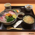 丸新 - 海鮮丼 全容