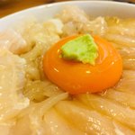 みなと食堂 - 卵黄がアクセントになってて美味しい。