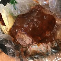シュタインハウス 銀座店 - 開けると肉汁が一緒になっています