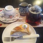 Kafe Mariposa - アップルパイとミルクティー 750円