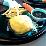 ステーキハウス松木 大宮本郷店 - 手こねハンバーグランチ(300グラム　1,280円)
                                
                                ふんわりとしたハンバーグ！
                                無理トッピングは、チェダーチーズを選択。