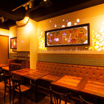 Trattoria Pizzeria Bar FAVETTA 窯焼きピザ - 壁側テーブル席