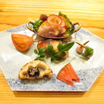 玄斎 - 丹波鶏のからすみ焼き、サワラの香味焼き、姫くわいの揚げもの、静岡県のアメーラトマト、姫路のレンコンの田楽、紅芯大根の甘酢漬け