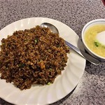 知味亭 - 牛肉チャーハンとスープ