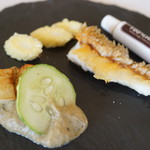 HAGI - 神経締めの甘鯛のソテー、白茄子、胡瓜、桑名の蛤のエキス、喜多方のサフランのソース（2017/7）