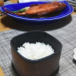 食べるお宿 浜の湯 - 金目鯛の煮付とともに少量のご飯が供されました。