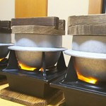 食べるお宿 浜の湯 - 釜飯は部屋の中で炊かれます。