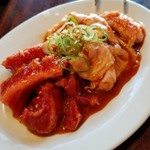 七輪焼肉 ブッチャー軒  - セットの肉(中おちカルビ＆ホルモン)