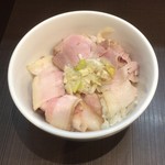 麺屋りゅう - 週替わり丼（2種類のレアチャーシュー丼）（ウデ・バラ）