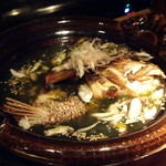 大どころ - ◆大きなお鍋が登場。ふたを開けると、６．８kgの鯛の頭とカマ部分が。 お魚の一番美味しい部分ですね。それに「アオサ」や「キノコ」などを合わせて煮てあります。