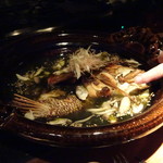 大どころ - ◆大きなお鍋が登場。ふたを開けると、６．８kgの鯛の頭とカマ部分が。 お魚の一番美味しい部分ですね。それに「アオサ」や「キノコ」などを合わせて煮てあります。