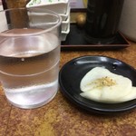 南香らーめん - お冷と大根の漬物は鹿児島ラーメンには欠かせない