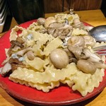 ビストロ シン 2 - 舞茸とマッシュルームのゴルゴンパスタ