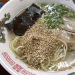 ラーメンむさし - ゴマを 少しだけオンする