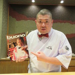 照寿司 - ブオーノの表紙、車海老がボケて店主の目に焦点が!!