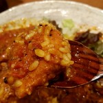 SPICY CURRY 魯珈 - 二種のカレー（限定カレー 骨付きマトンカラヒ＋魯珈チキンカレー）　リフト！