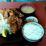 日本亭 - 若鶏の唐揚げ定食（キャベツの盛り半端ないです、唐揚げも多い）
