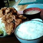 日本亭 - 若鶏の唐揚げ定食（キャベツの盛り半端ないです、唐揚げも多い）