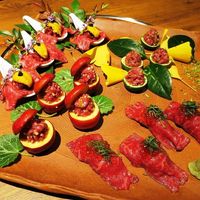 焼肉 うしみつ 恵比寿本店 - とろユッケと肉寿司・うにくの盛り合わせ
                    