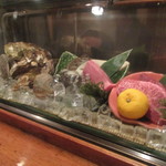 魚作 - 内観４　白老牛A5、本マ大トロ、つぶ・北寄貝・帆立