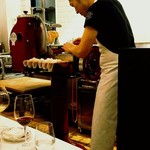 トレードマークのスライサーとシェフと生ハム