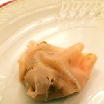 ペレグリーノ - モルタデッラに薄くスライスした、白トリュフを巻いて