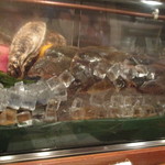 魚作 - 内観１　特大真カレイと仙鳳趾の牡蠣、ピンクはキンキ