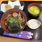 平泉農家茶屋 - ごりやくかけうどんセット　と　焼きおにぎり