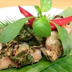 ロムアロイ - 「モッパ　ヤーン（いなだのバナナの葉　包み焼き）」：トム・ヤン・クンに使うハーブとバナナの葉で香りよく焼いてます！